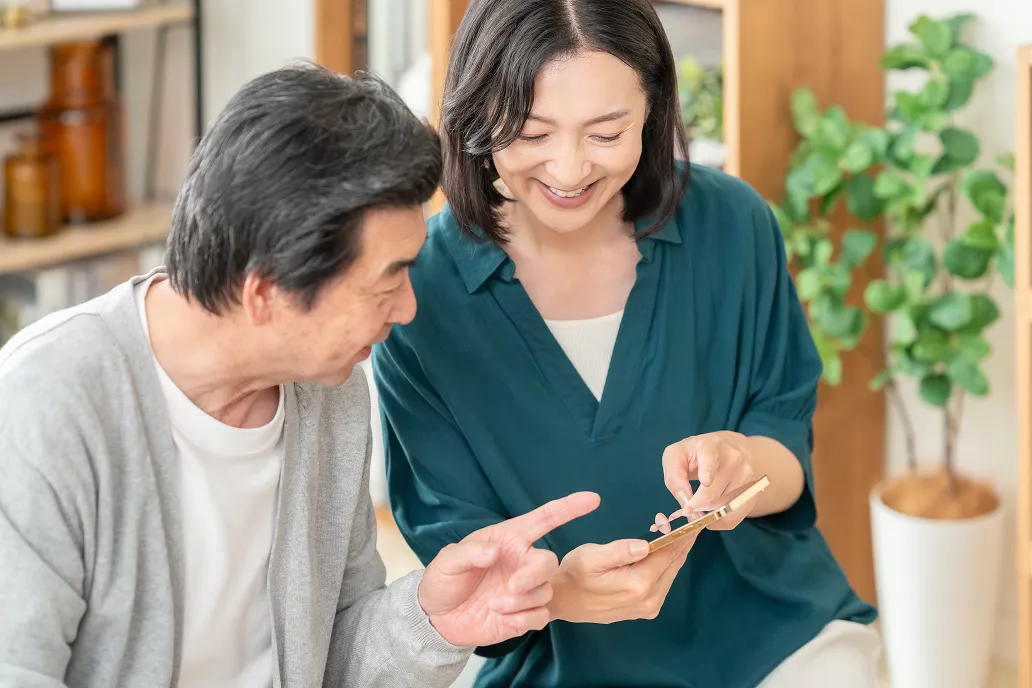スマートフォンを操作している男女